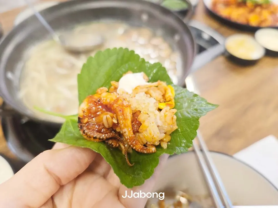 칼국수와 쭈꾸미가 함께 차려진 정식 상차림