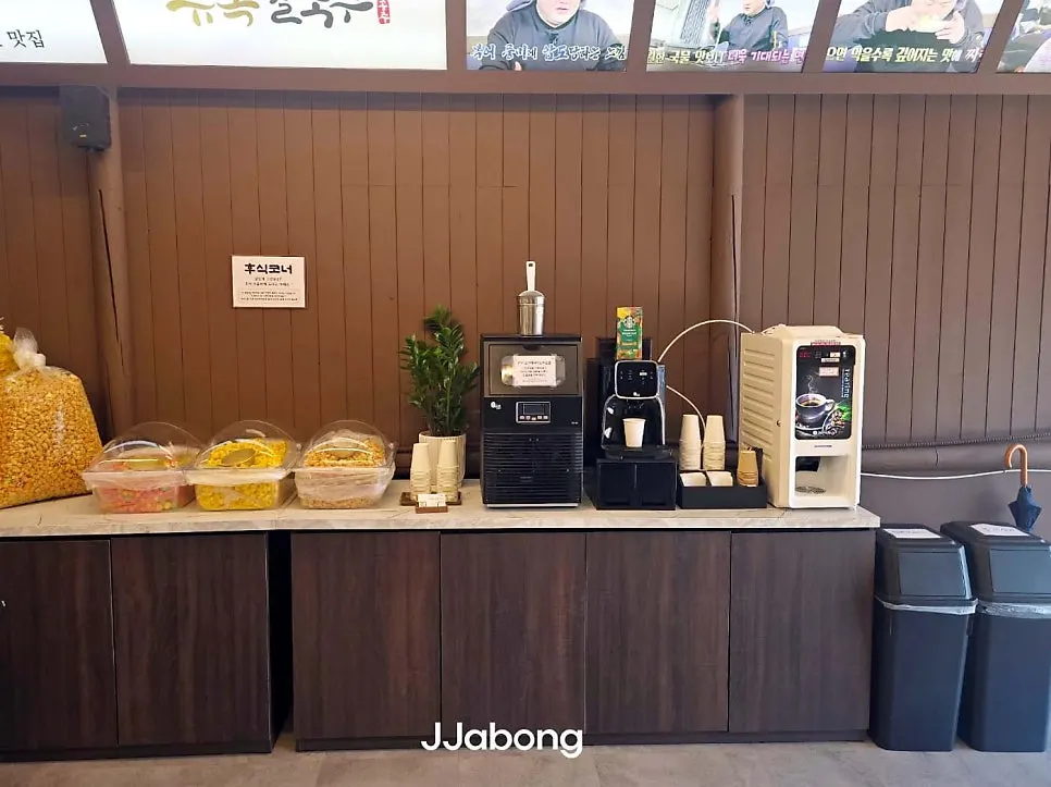 홀과 살짝 분리된 단체석 공간