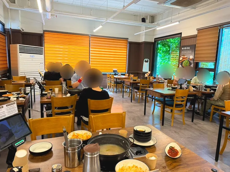 테이블 간격이 넉넉한 유복칼국수 실내