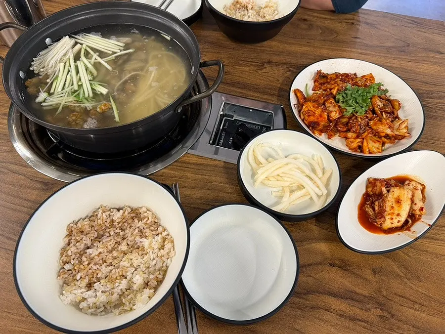 김치와 유자 무생채가 곁들여진 정식 한 상