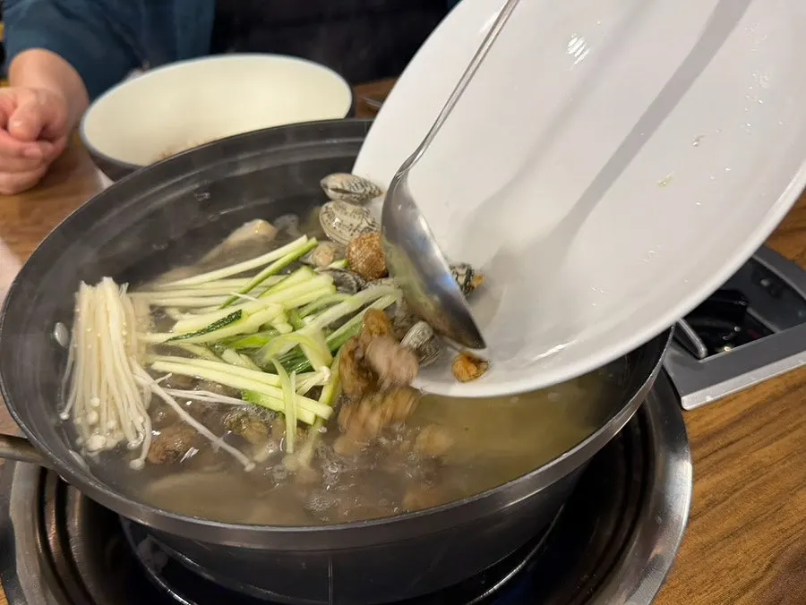 조개와 미더덕이 올라간 복해물칼국수 냄비