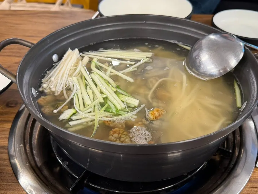 직원이 육수에 해물과 채소를 넣어준 복해물칼국수