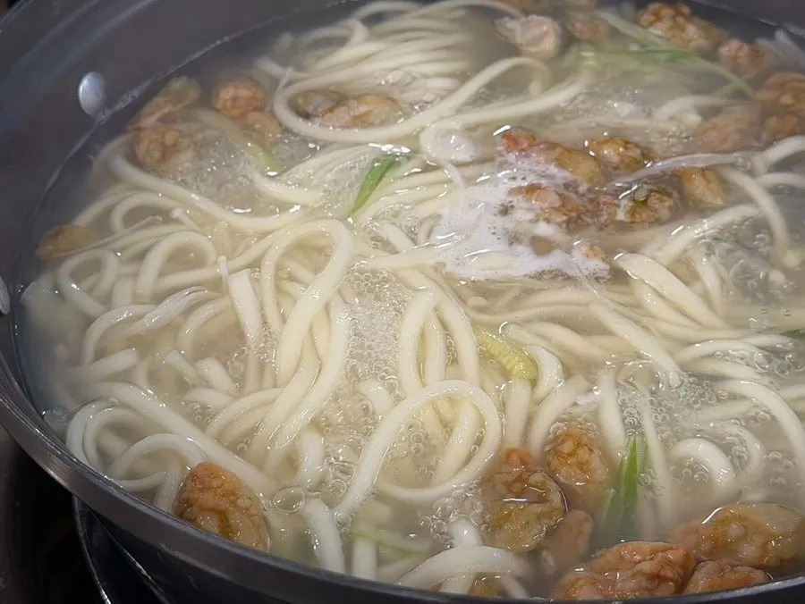 보글보글 끓기 시작한 복해물칼국수