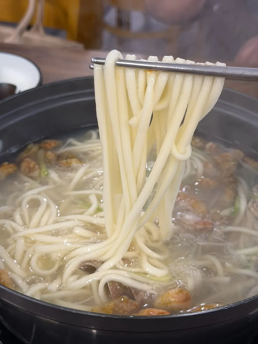 조개와 미더덕이 넉넉한 칼국수 국물