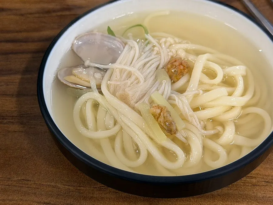 담백하고 깔끔한 복해물칼국수 한 그릇