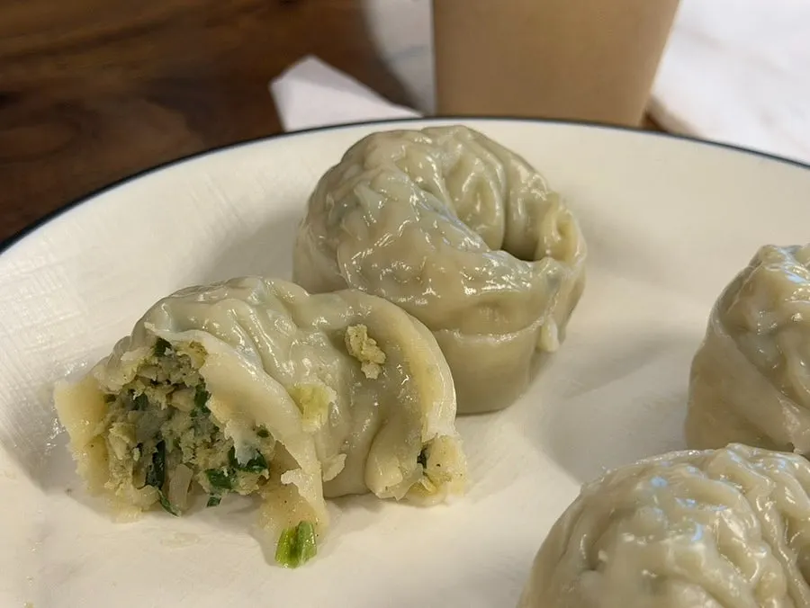칼국수 국물과 함께 먹는 왕고기만두