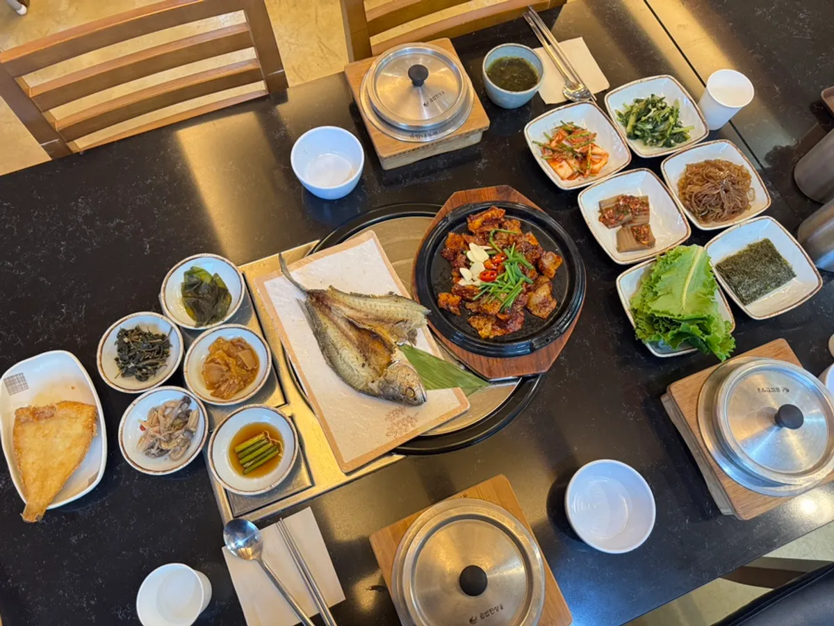 Full meal spread at Sotbap Hansang