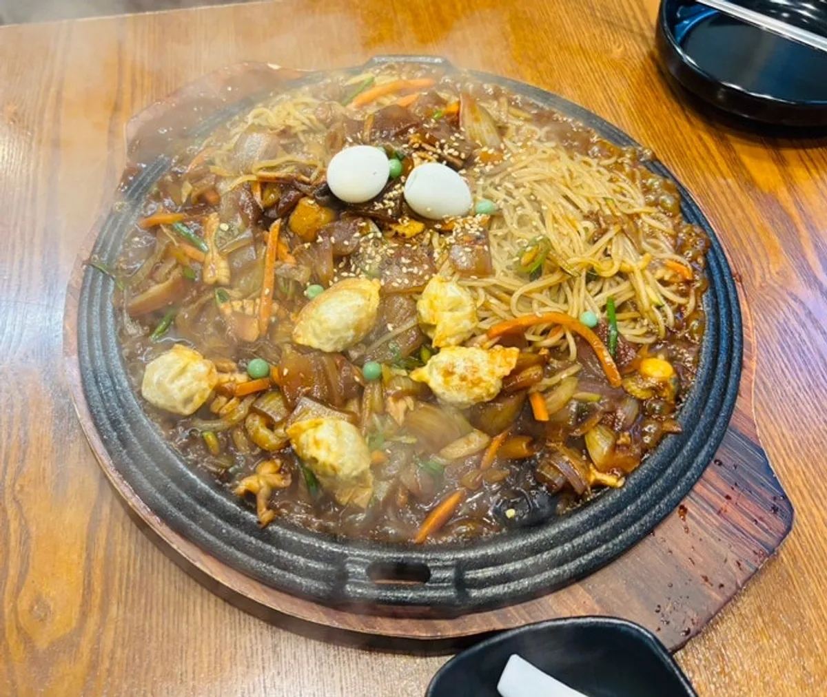 철판에 담긴 볶음짜장과 탕수육