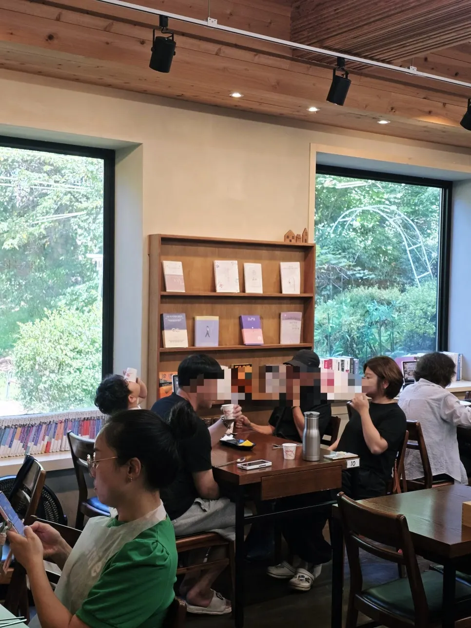 책이 놓인 도서관뒷집 매장 인테리어