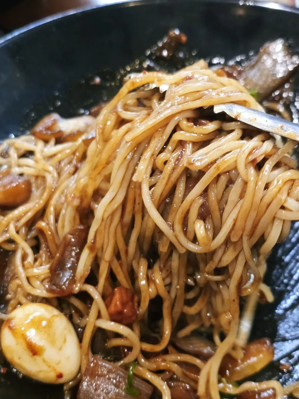 얇고 흰 도서관뒷집 중화면