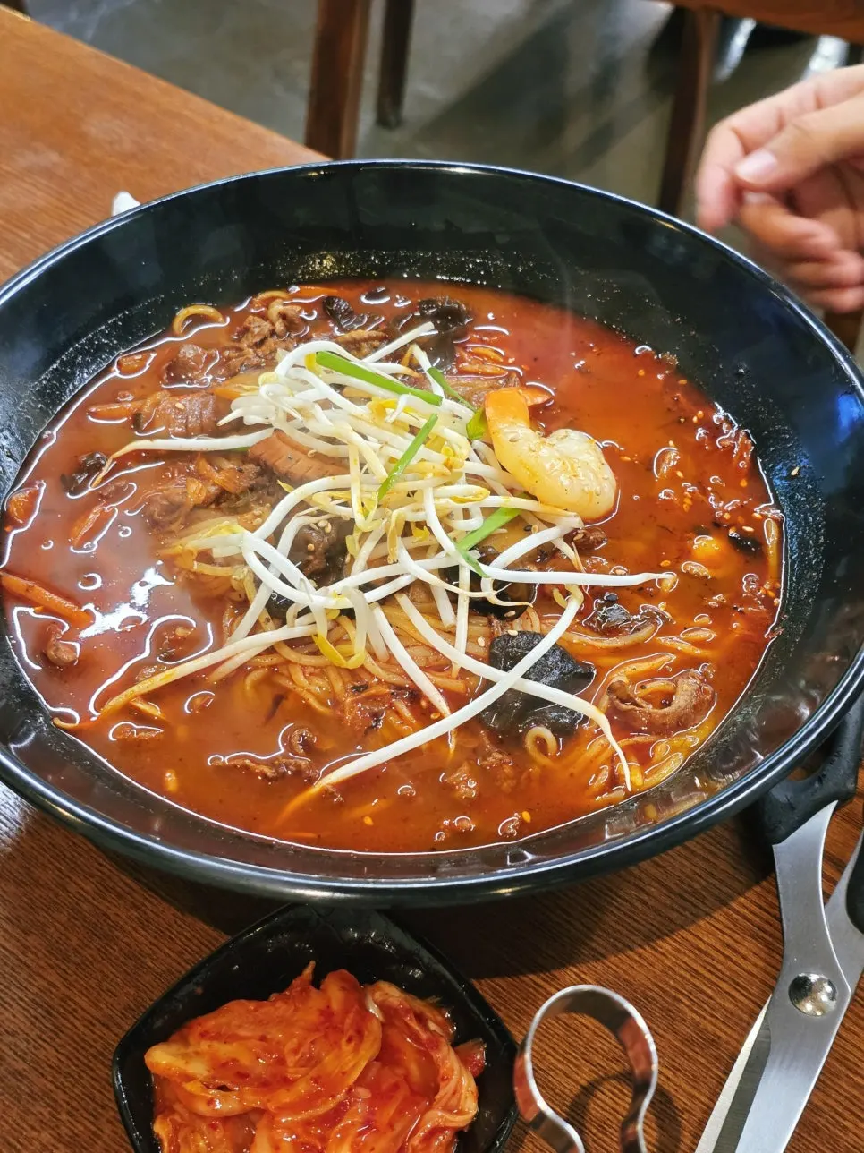 푸짐하게 나온 얼큰한 짬뽕