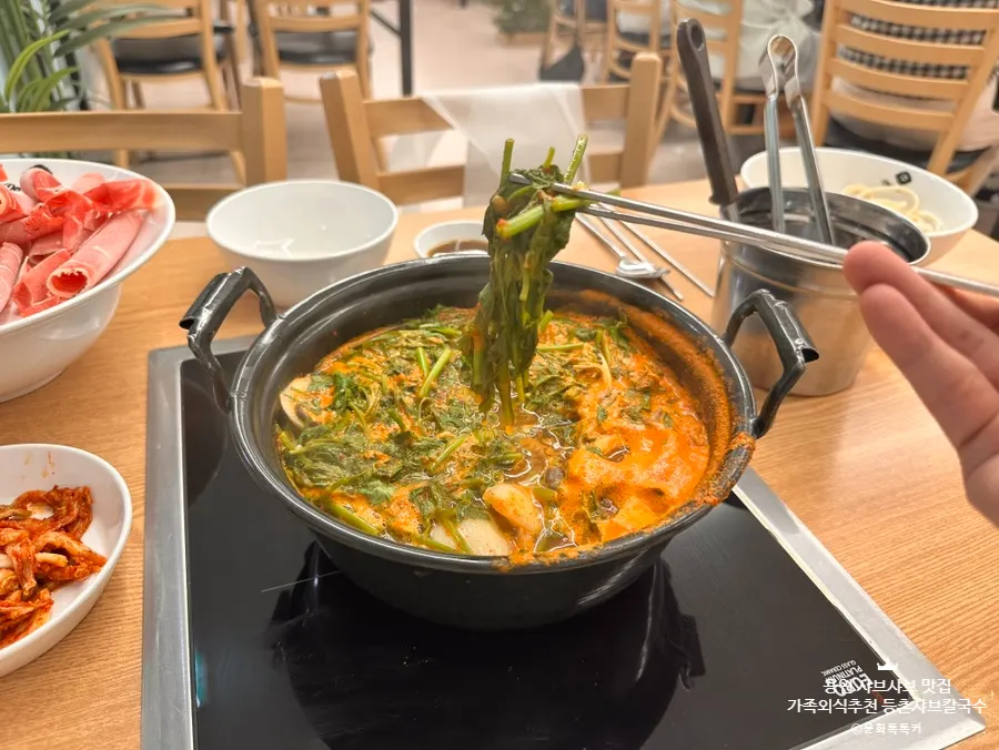 맑은 국물로 먹는 야채와 버섯