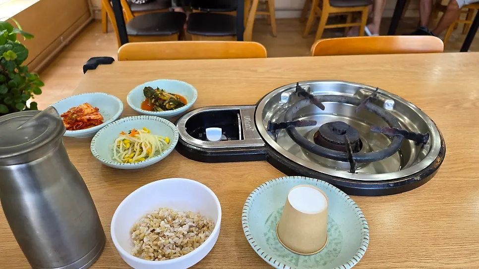 Table suitable for dining with a group