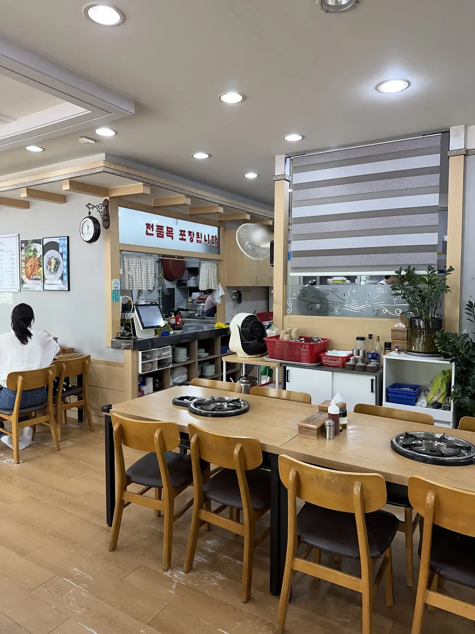 Seating inside Baekcheongu Kalguksu