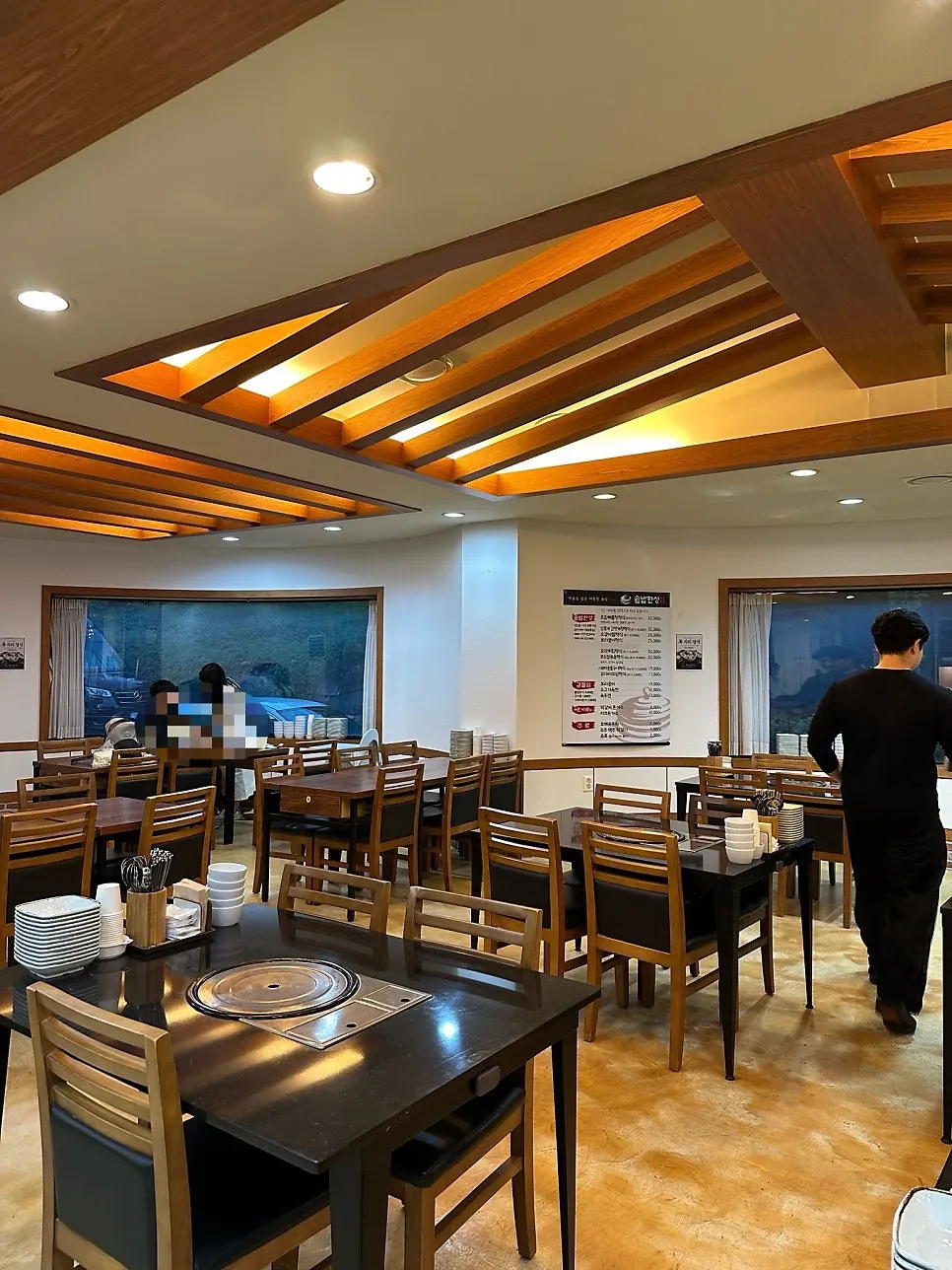 Spacious interior at Sotbap Hansang