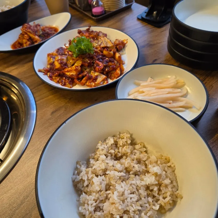 불향 가득한 쭈꾸미볶음과 보리밥 한 그릇