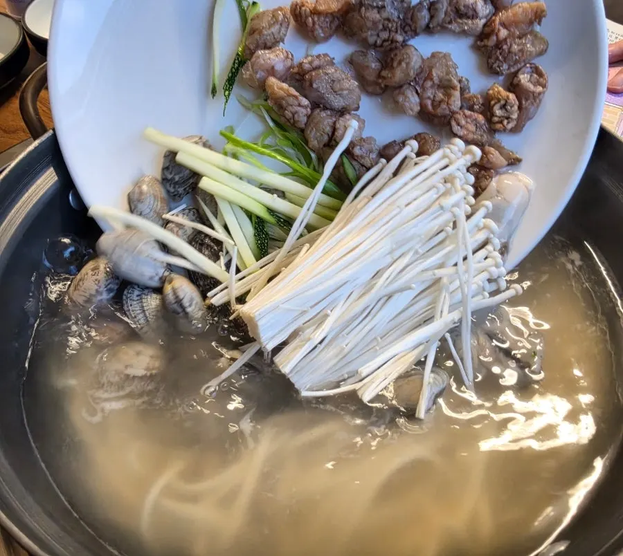 미더덕과 바지락 넣고 끓는 복어육수 칼국수
