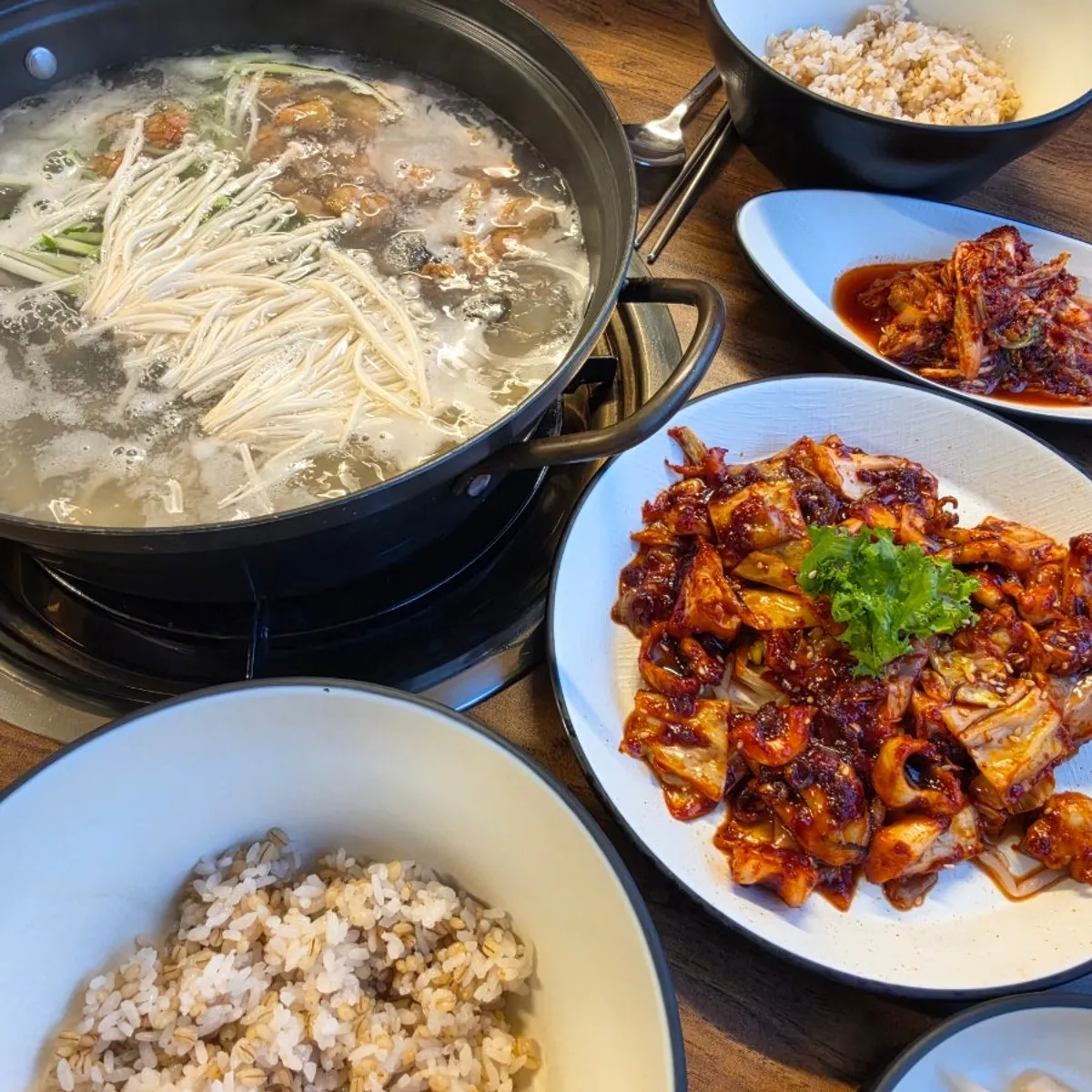그릇에 덜어낸 복해물칼국수
