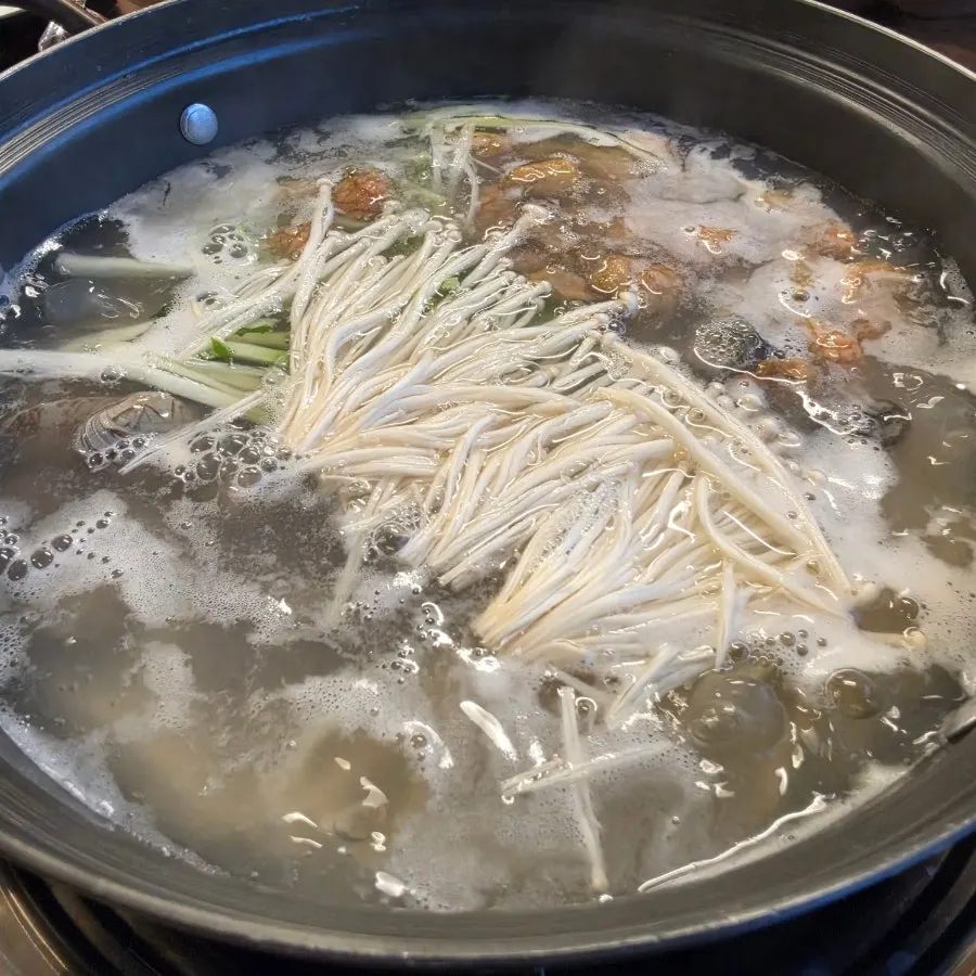 칼국수 면발을 건져 올린 모습