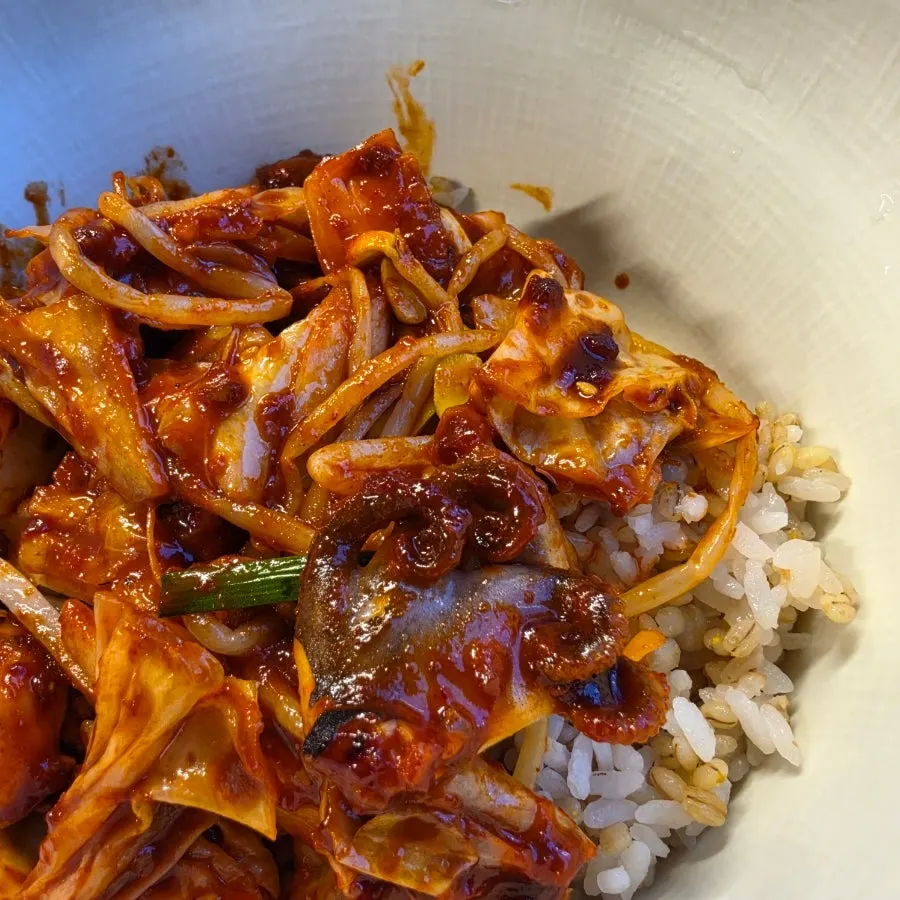 바지락과 미더덕이 든 칼국수 그릇