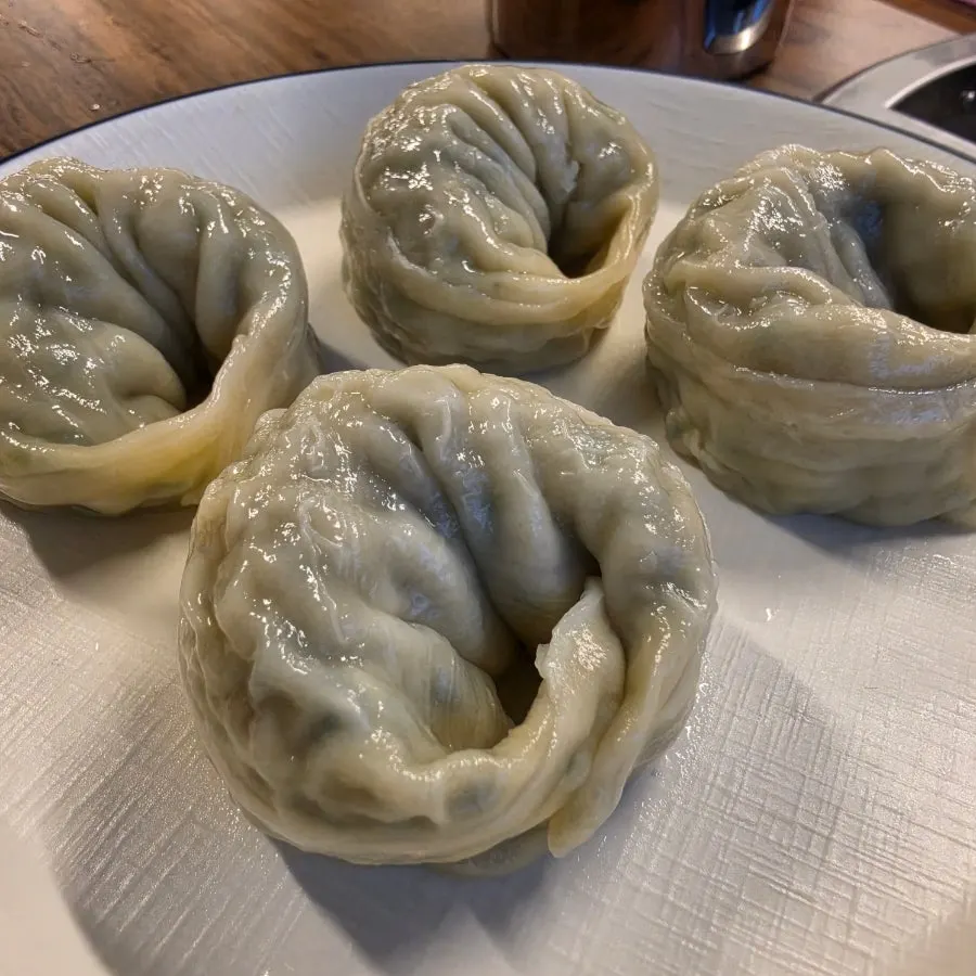칼국수와 쭈꾸미 보리비빔밥 함께 놓인 상