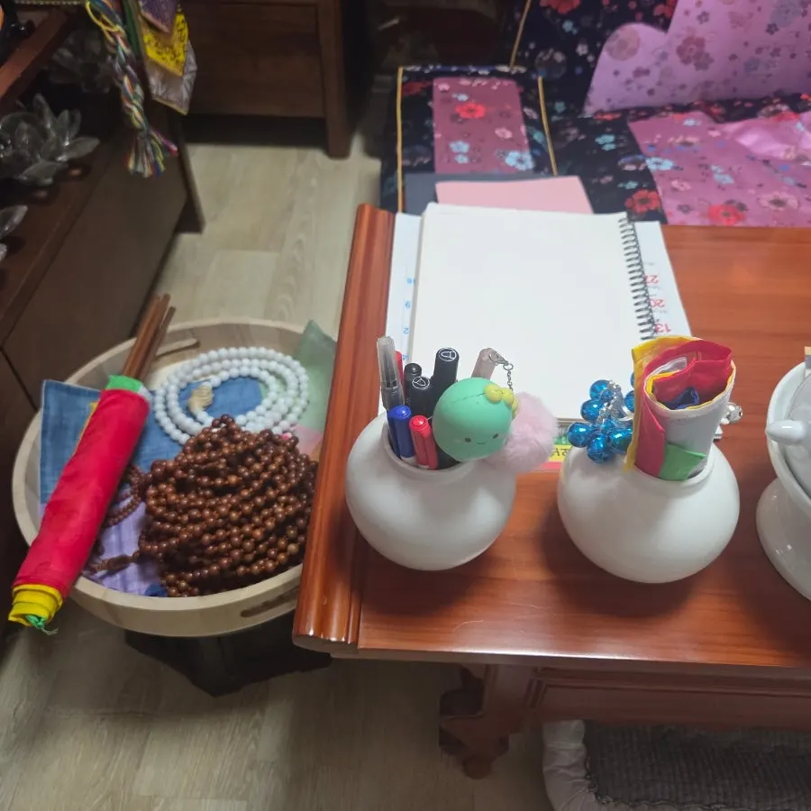 부부가 나란히 앉아 상담받는 전응순보살 자리
