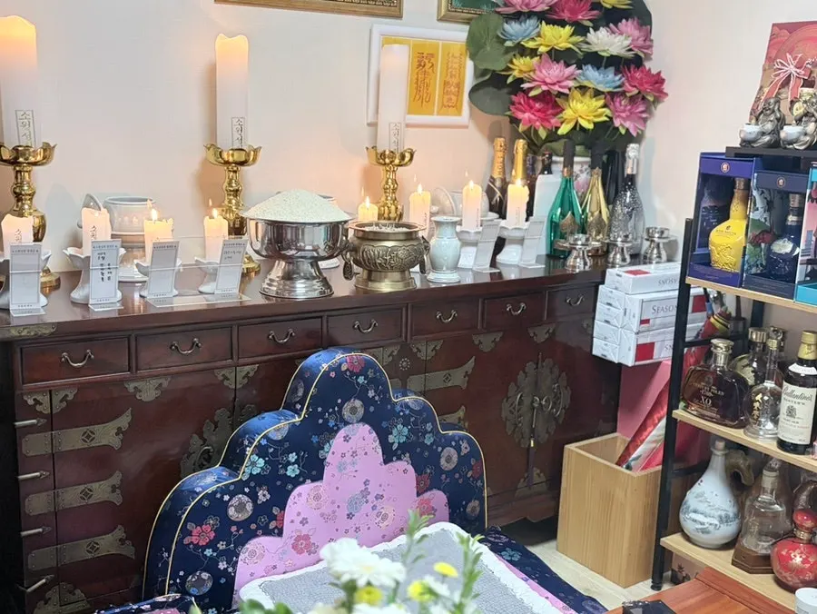 The atmosphere of the consultation room at the Yongin fortune teller