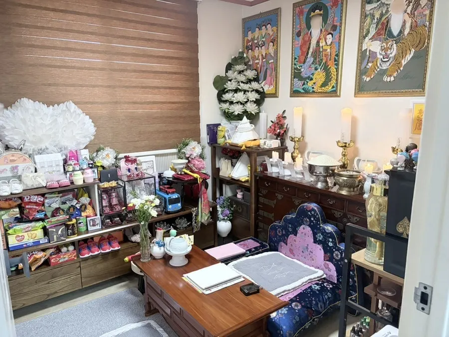 Closing photo from the visit to Jeon Eungsun Bosal, a well-known Yongin fortune teller
