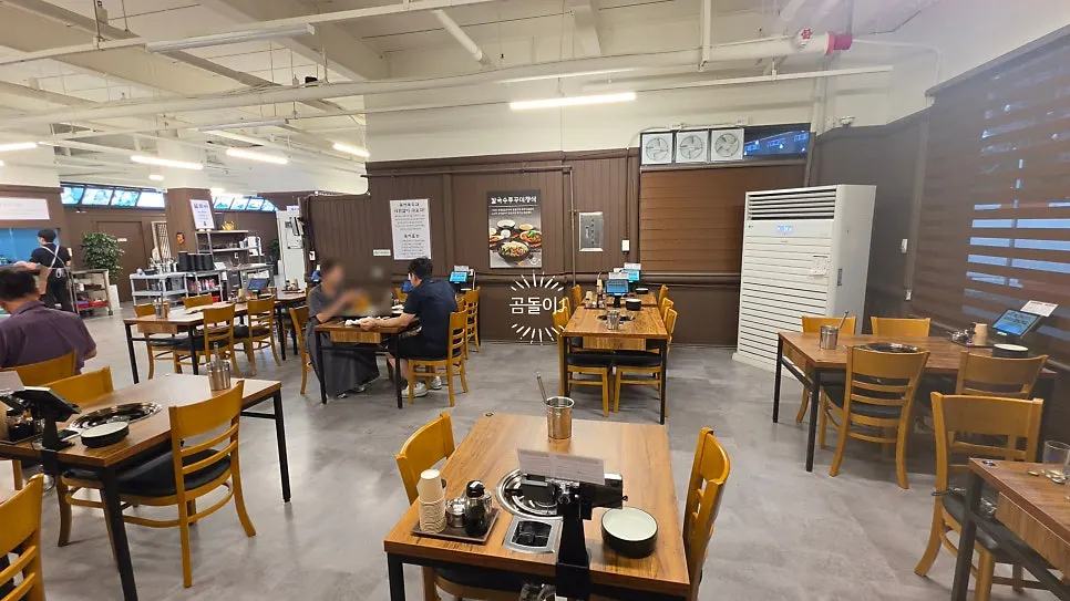 木色墙面与木质餐桌的店内环境