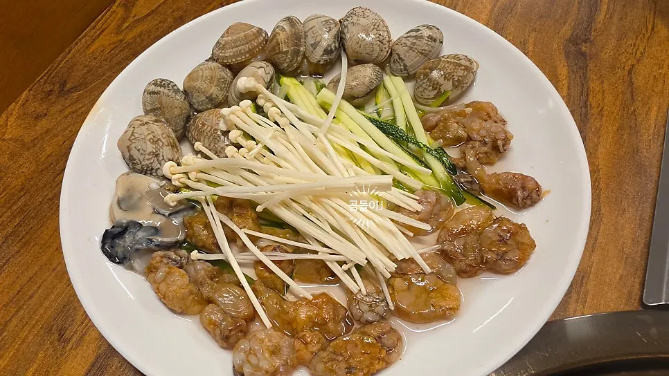 盛有蛤蜊和皱瓜螺的刀切面食材盘
