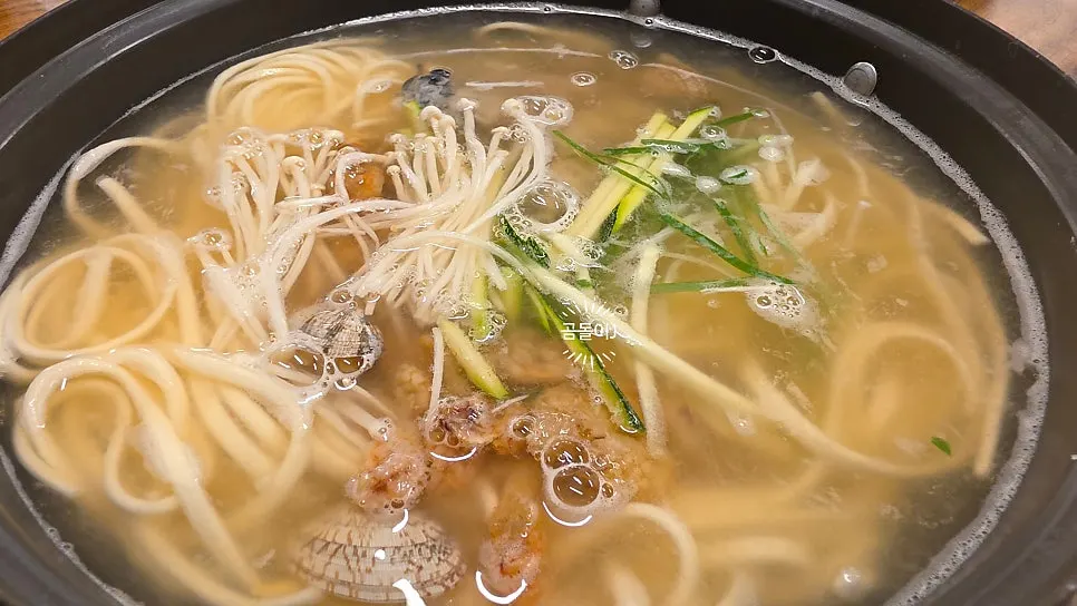 放入刀切面中的皱瓜螺食材