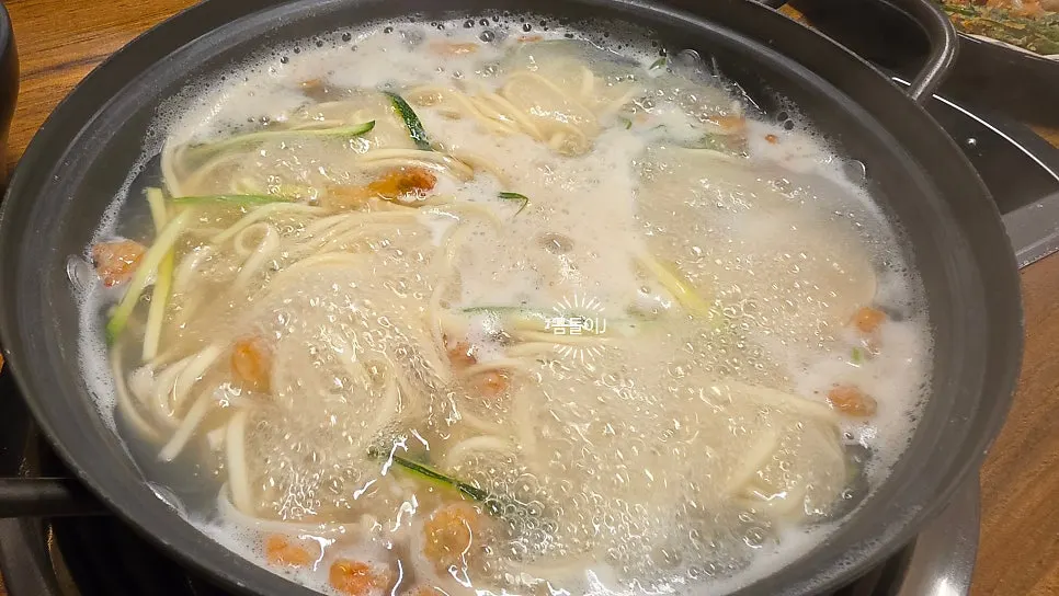 龙仁民俗村刀切面店内景与甜辣白菜