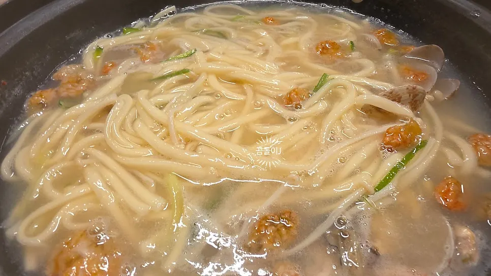 浓郁汤头与有嚼劲面条的刀切面