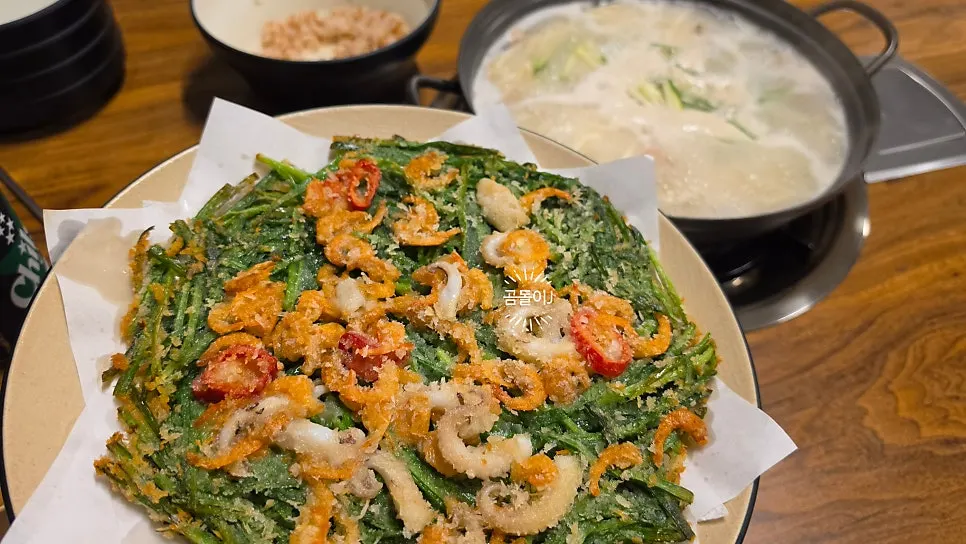 铺满鱿鱼和虾的章鱼海鲜韭菜煎饼