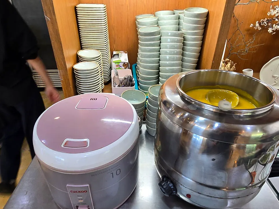 Self-service bar for extra side dishes