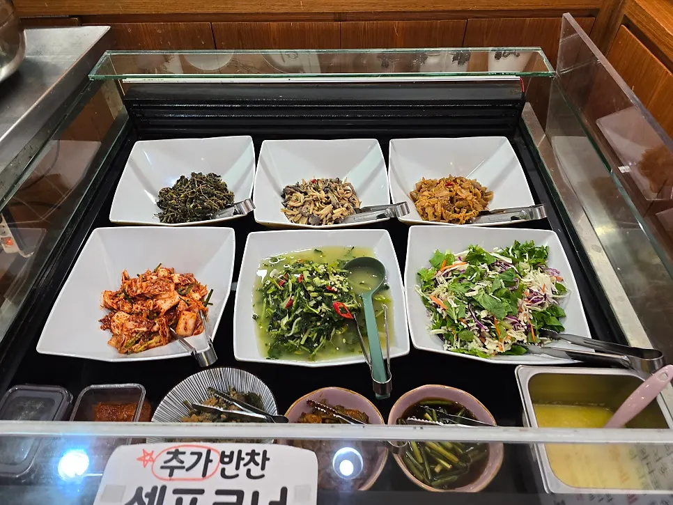 Neatly arranged self-service side-dish bar