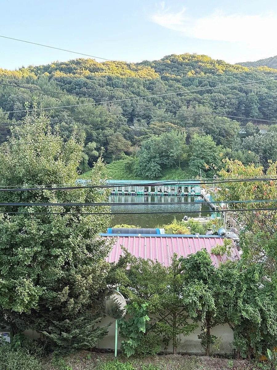 The large dedicated parking lot at Sotbap Hansang