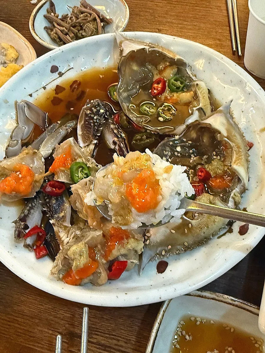 Steaming pot rice with soy-marinated crab