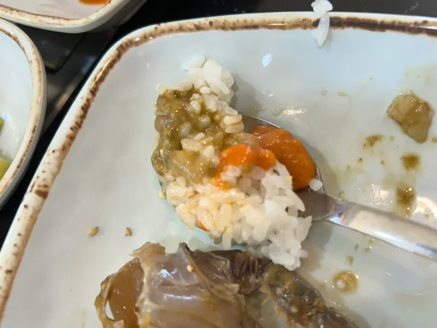 게살과 알을 곁들인 솥밥
