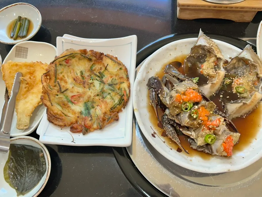솥밥 위 게살과 알