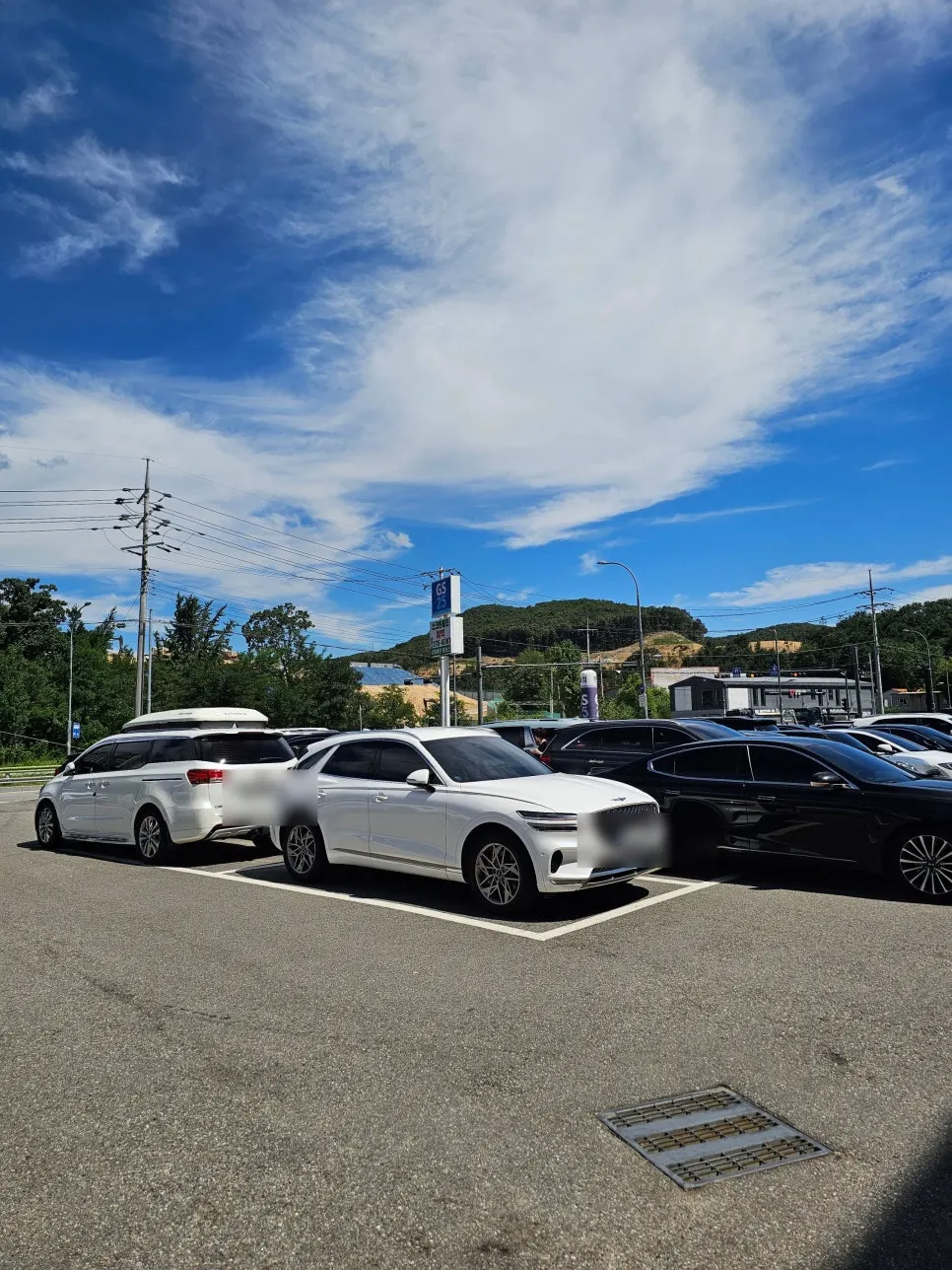 Restaurant parking lot busy with weekend visitors