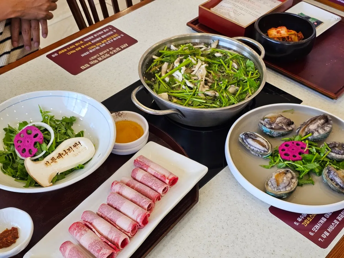 Live abalone shabu kalguksu set for two