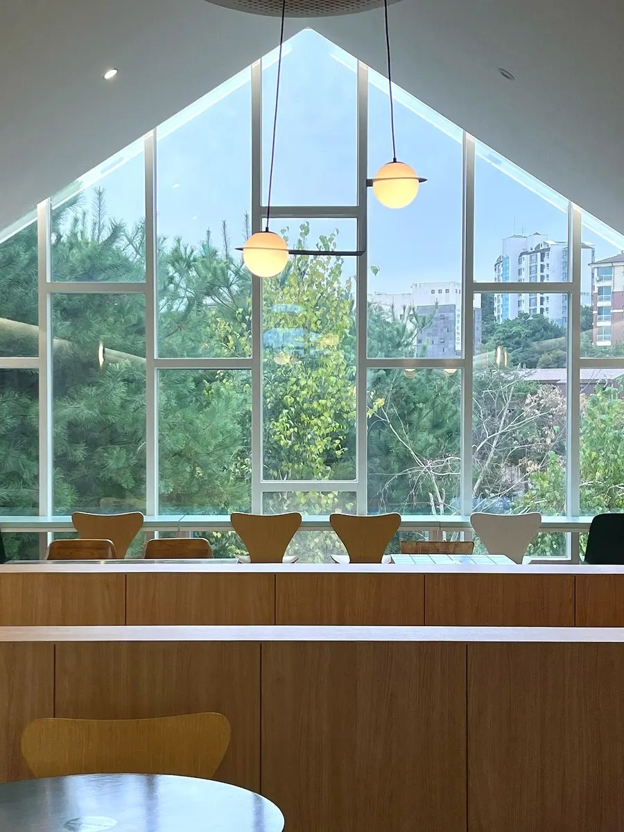Photogenic second-floor space