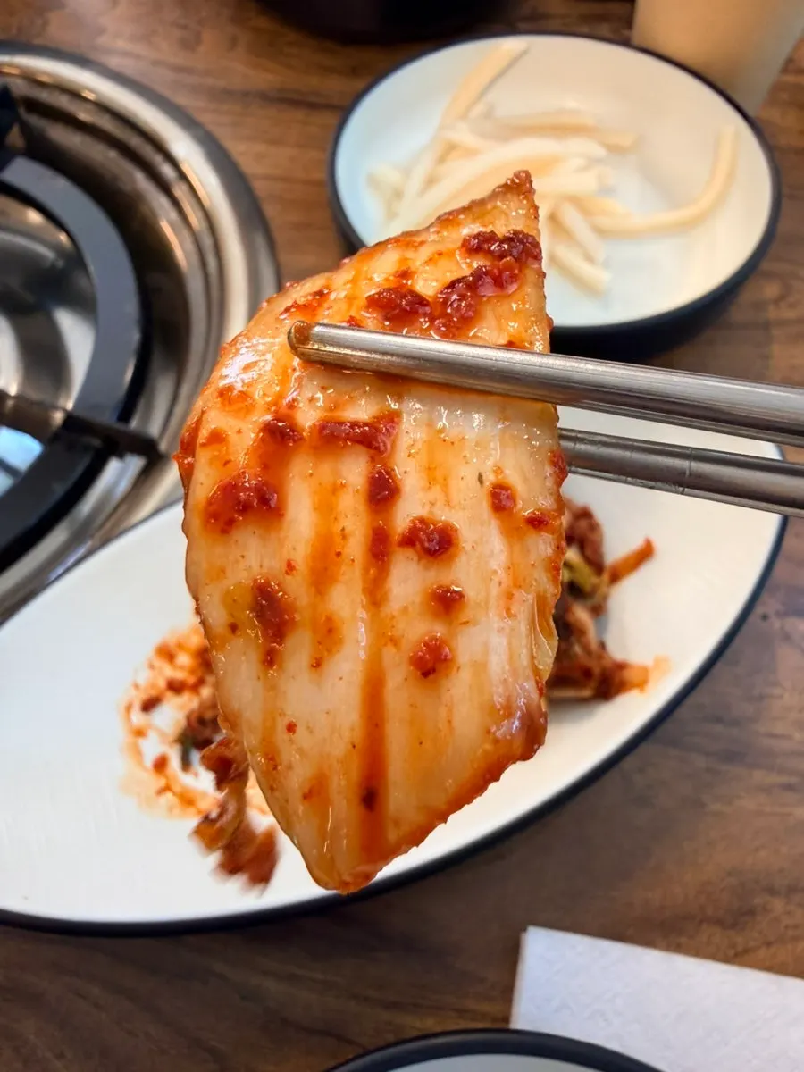 조개와 미더덕이 쌓인 해물 한 대접