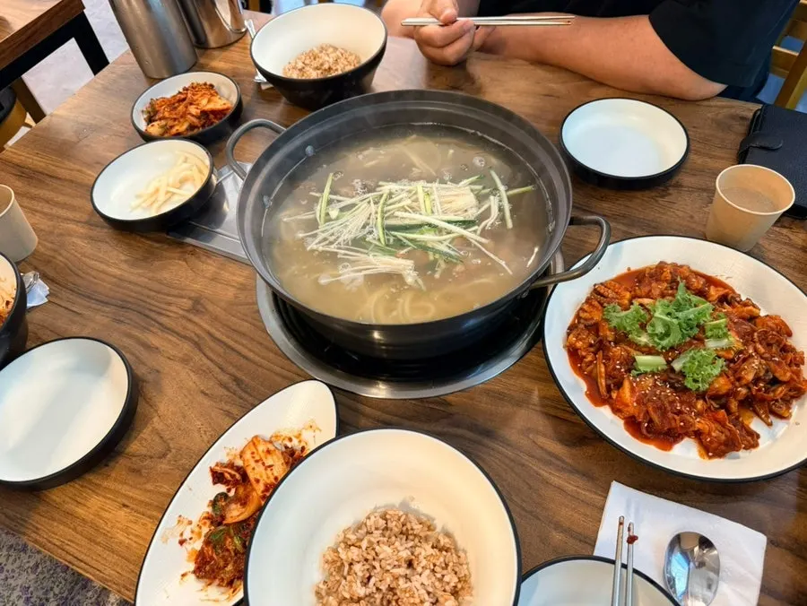 보리밥과 칼국수, 쭈꾸미가 함께 차려진 점심 한상
