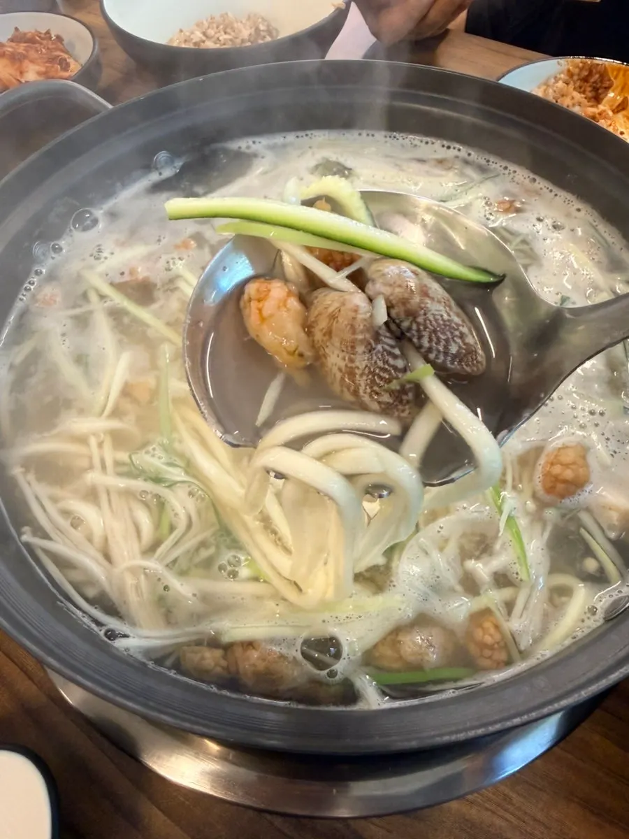 맑은 복어 해물 육수에 끓고 있는 칼국수