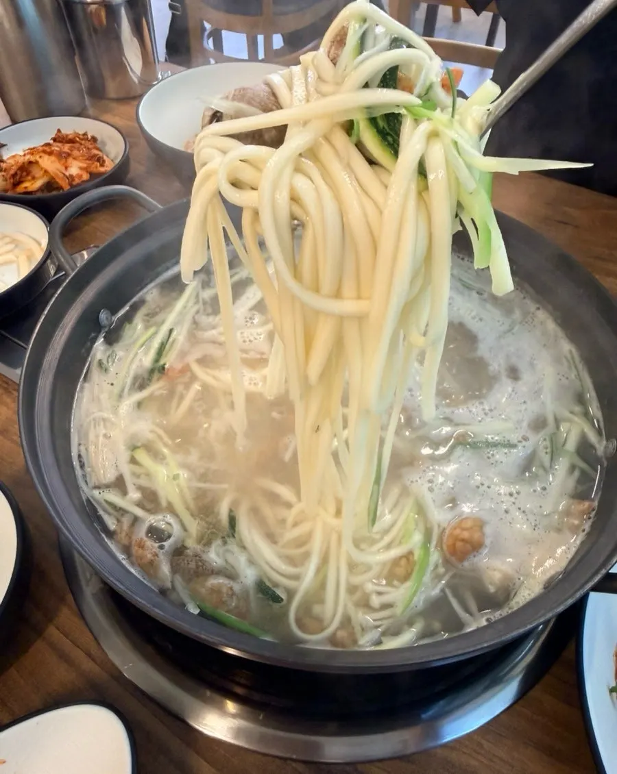 끓어오른 해물 칼국수 클로즈업