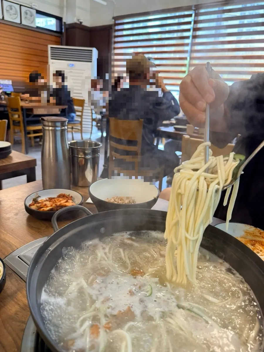 앞접시에 덜어낸 칼국수 면과 조개