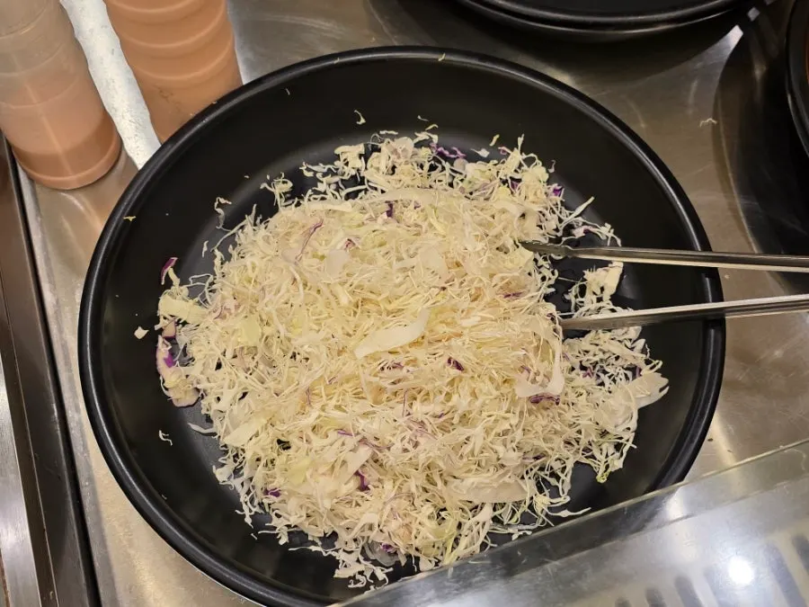 기본으로 차려진 반찬 6가지와 미역국