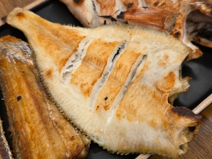 칼집을 낸 화덕 생선구이 속살